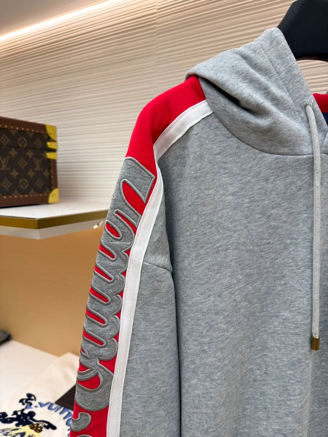 LOUIS VUITTON SKI ski series color-blocked hooded sweatshirt ●Original version: purchased and developed by 14180 ●Item number: 1681688-A95 ●Fabric: cotton fabric ●Technology: embroidery production ●Color: red, white and gray ●Version: fitted version ●Weight: about 725 grams ●Size: S-M-L-XL ●Description: This hooded sweatshirt is made of high-density cotton blend fabric and has been pre-shrunk to ensure it is not easily deformed after wearing. The main body of the shirt is gray, and the sleeves are spliced ​​with red and white webbing to create a sharp contrast. The LV logo on the chest adopts three-dimensional embroidery technology, with fine stitching and strong three-dimensional effect. The letter patterns on the sleeves also use embroidery technology, with smooth lines and rich layering. The hooded design is equipped with a drawstring with metal decoration at the end, which is both beautiful and practical. There are kangaroo pockets on both sides of the body for easy placement of small items. The cuffs and hem are ribbed to increase wearing comfort while effectively preventing wind. The overall cut is loose and suitable for a variety of body types. All sutures are made of high-strength polyester threads, which have been tested many times to ensure that they will not open during long-term wear. The overall wiring is straight and delicate, the fabric is comfortable and soft, and the color is consistent without color difference. It can be matched with the same style to create a fashionable look and control various occasions. Customized accessories, complete with three standards, same style for men and women!